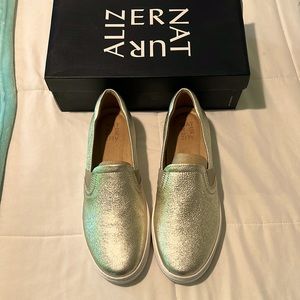 BNIB gold metallic Naturalizer slip on sneakers size 11W